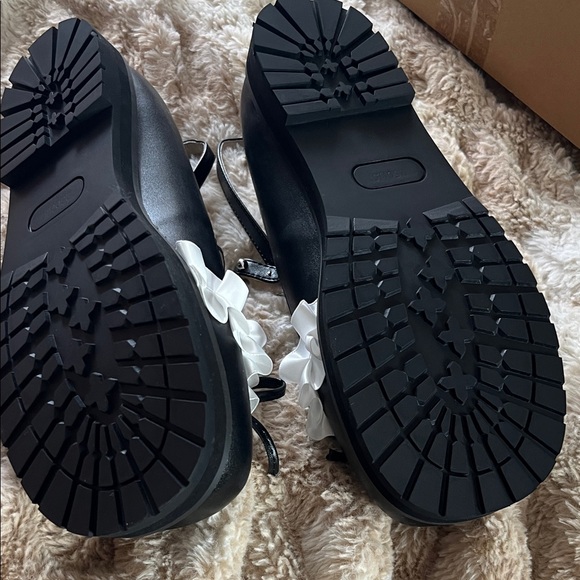 Amazon Black and White Ruffle Flats - Picture 2 of 3